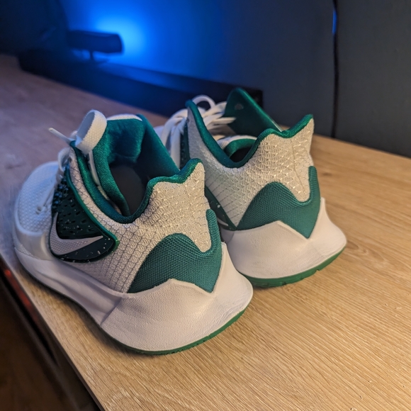 Nike youth 7 Kyrie green and white speckle worn but good condition - Picture 2 of 12